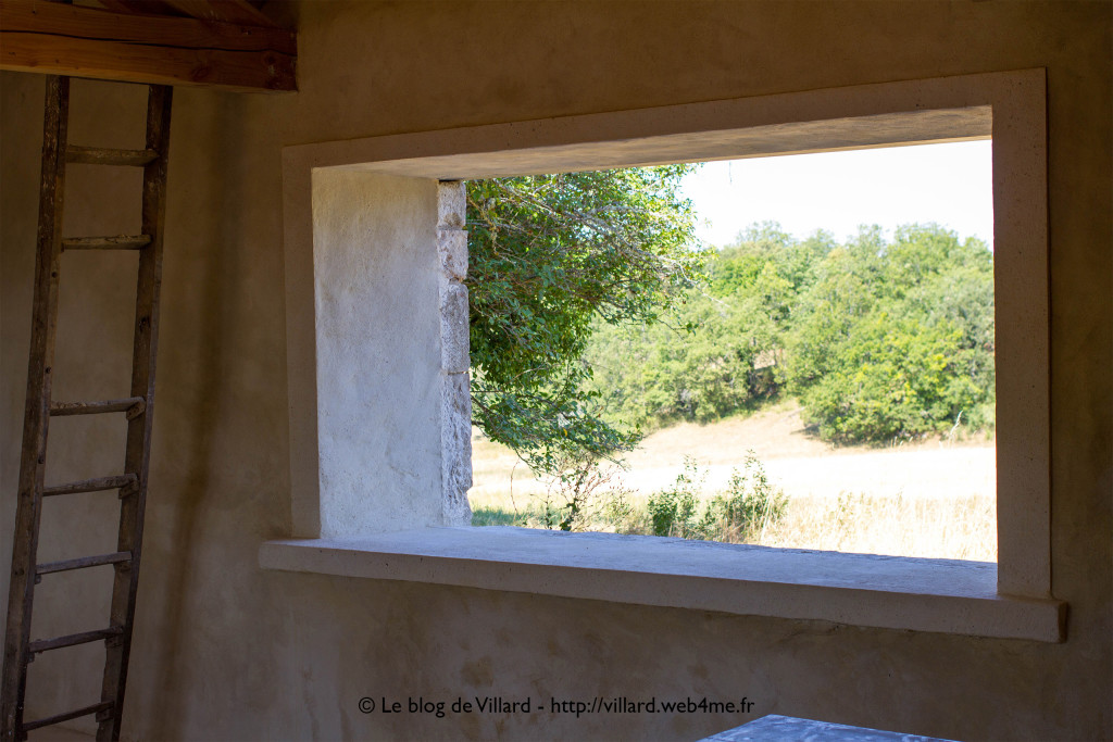 Encadrement de fenêtre réalisé en plâtre gros, chaux aérienne et sable local.