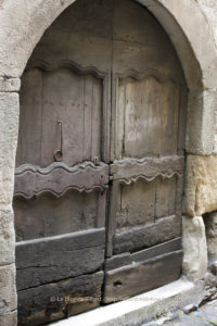 Porte ancienne dans le nord-ouest de l'Aveyron