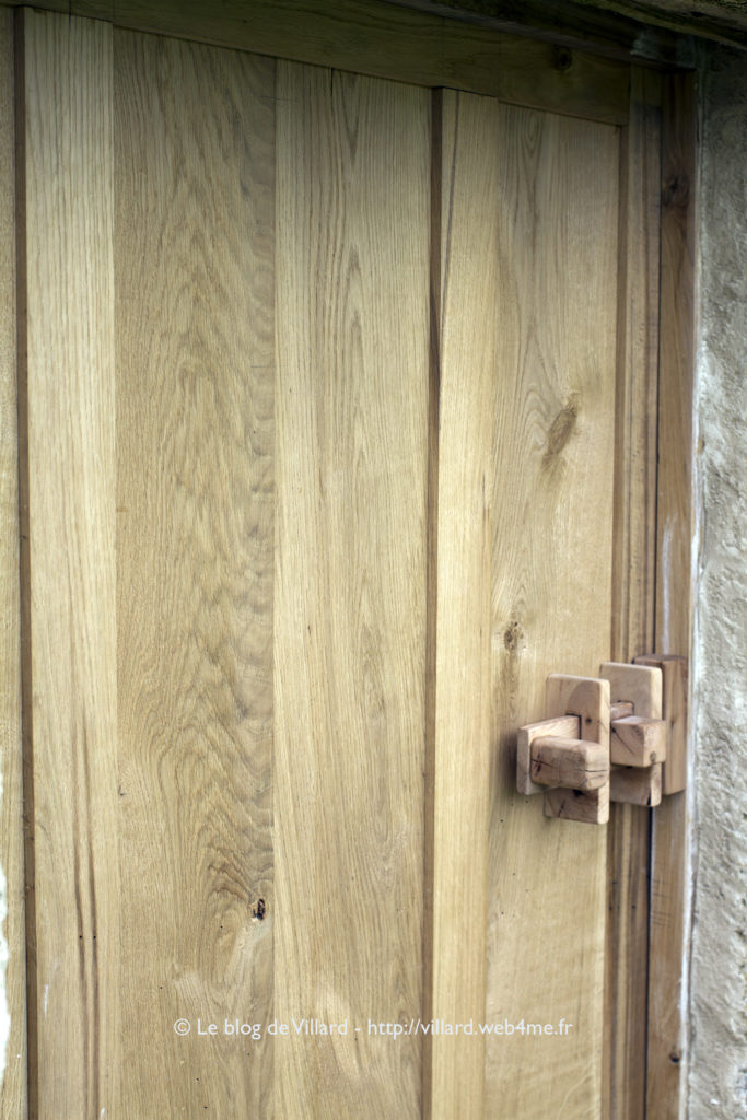 Porte de poulailler en chêne avec son loquet en bois de cormier.