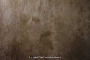 Mur recouvert d'un "béton ciré" en deux couches et teinté dans la masse avec un pigment "Ombre naturelle".