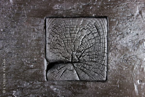 L'art du shou sugi ban. Le carré en bois de bout : signature des créations de l'Atelier Villard.